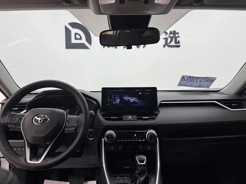 Toyota RAV4 — фото 8