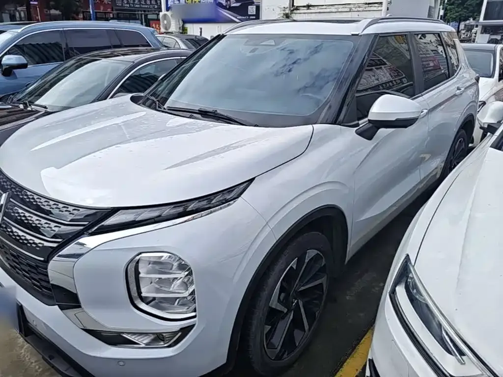 Mitsubishi Outlander — фото 1