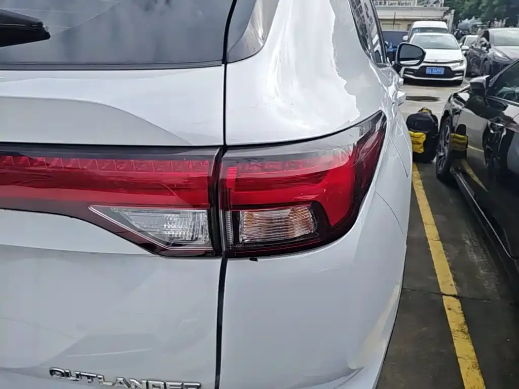 Mitsubishi Outlander — фото 9