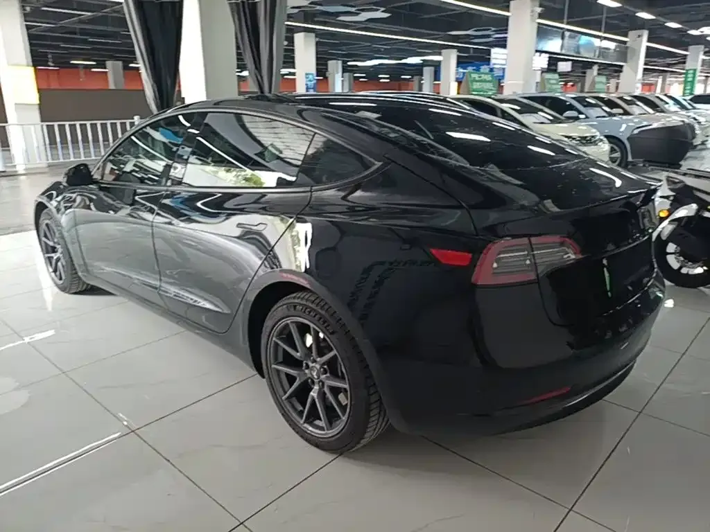 Tesla Model 3 — фото 10