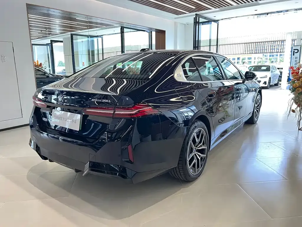 BMW i5 — фото 5