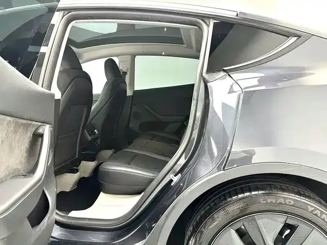 Tesla Model Y — фото 8