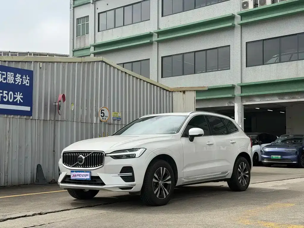 Volvo XC60 — фото 1