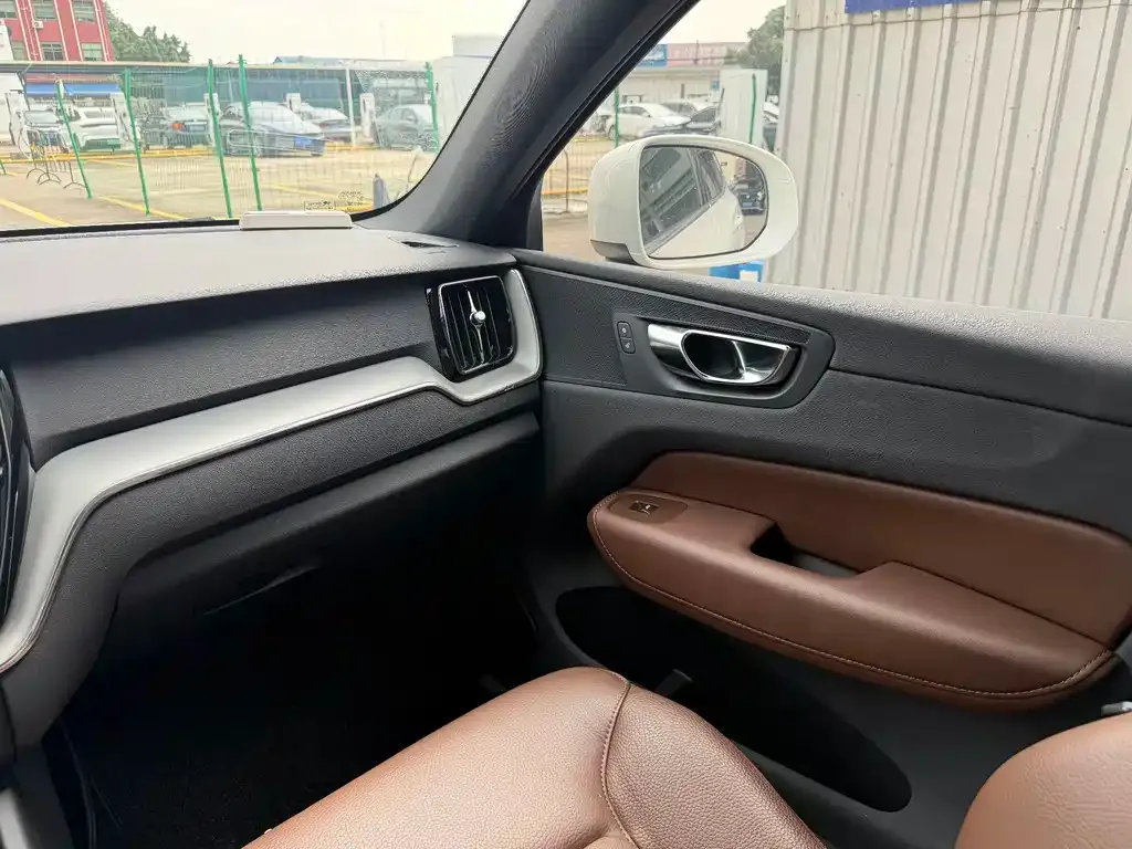 Volvo XC60 — фото 10