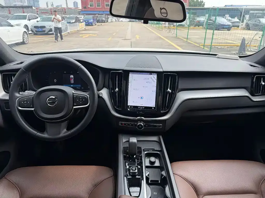 Volvo XC60 — фото 9