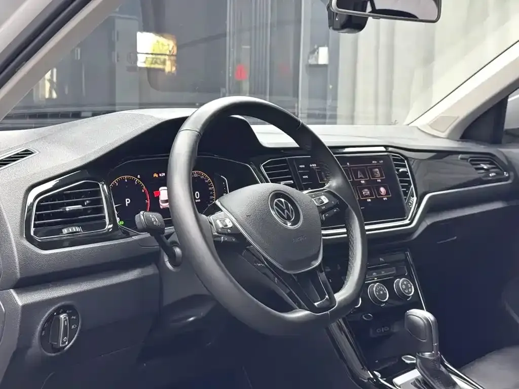Volkswagen T-Roc — фото 10