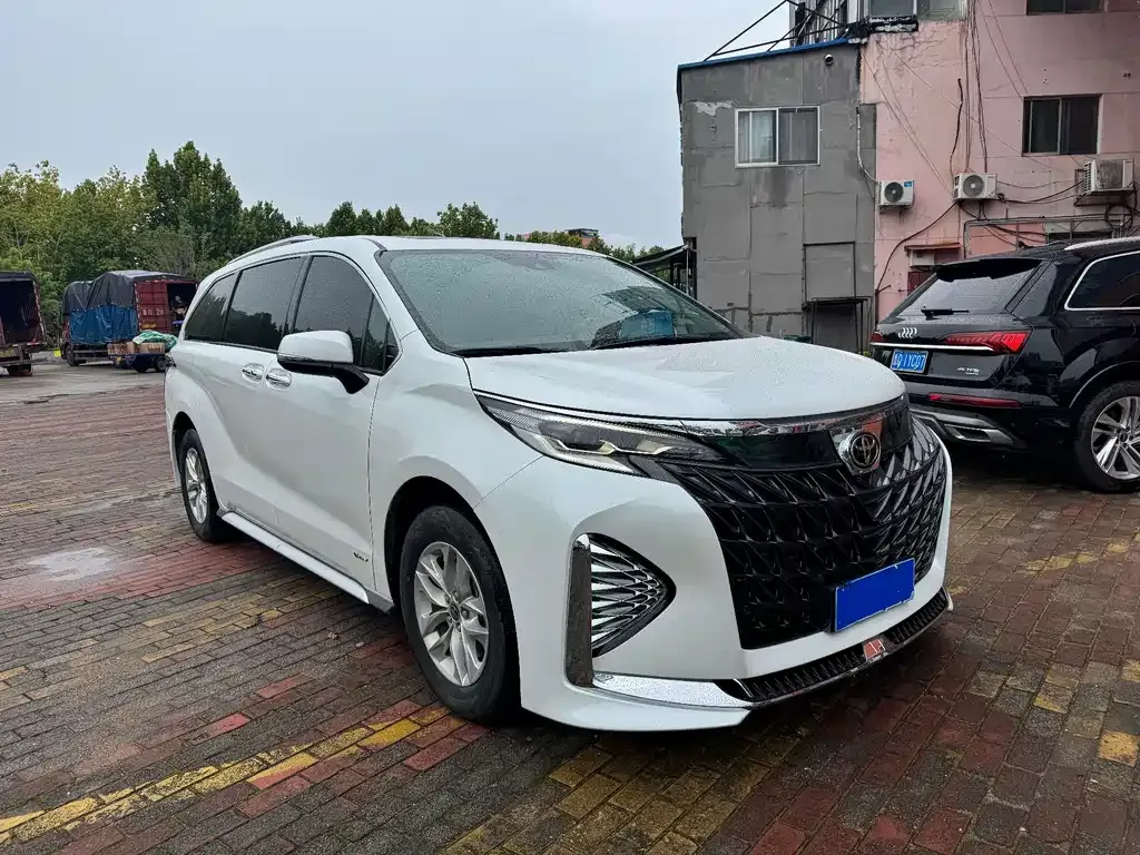 Toyota Granvia — фото 2