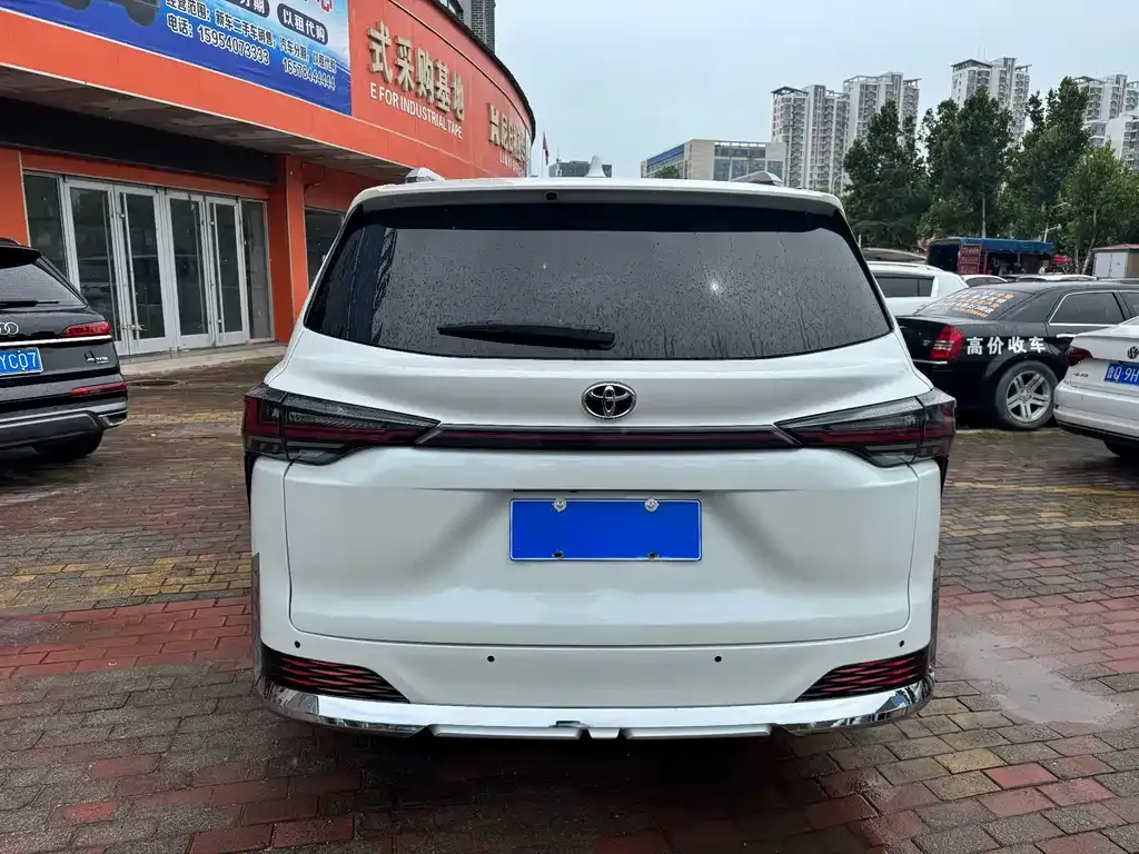 Toyota Granvia — фото 3