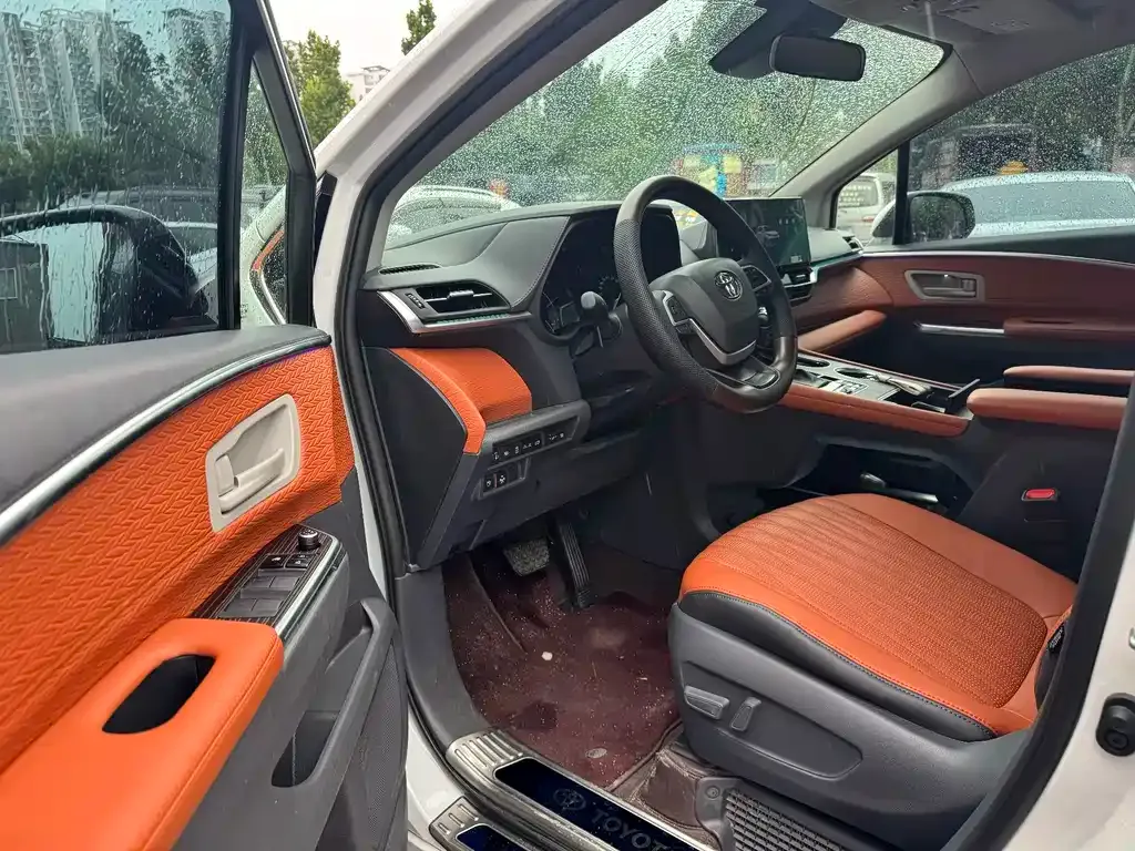 Toyota Granvia — фото 10