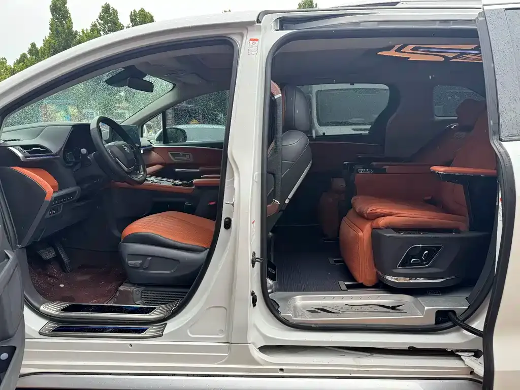 Toyota Granvia — фото 8