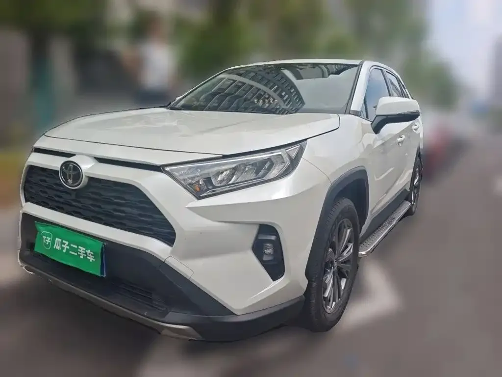 Toyota RAV4 — фото 1