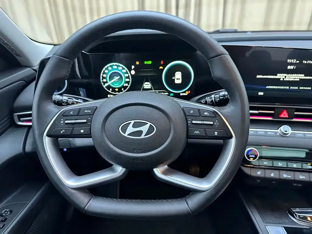 Hyundai Elantra — фото 10