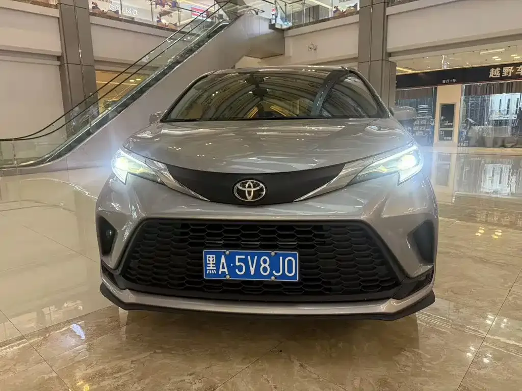 Toyota Granvia — фото 1