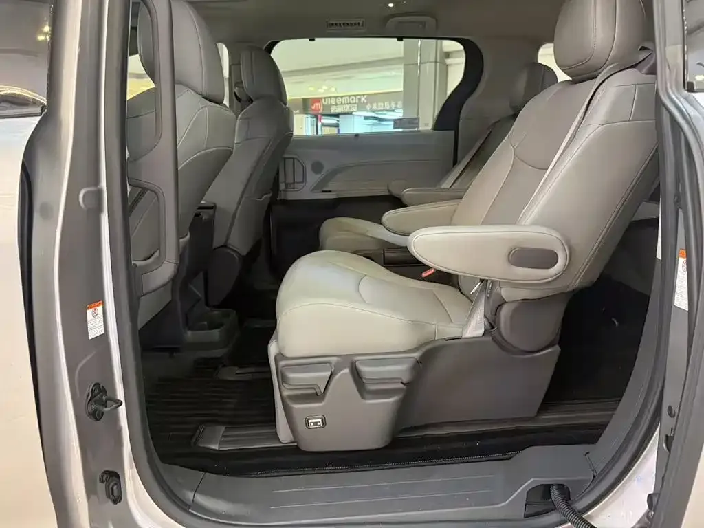 Toyota Granvia — фото 2