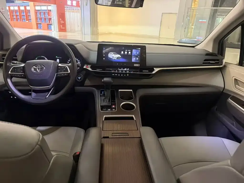 Toyota Granvia — фото 6