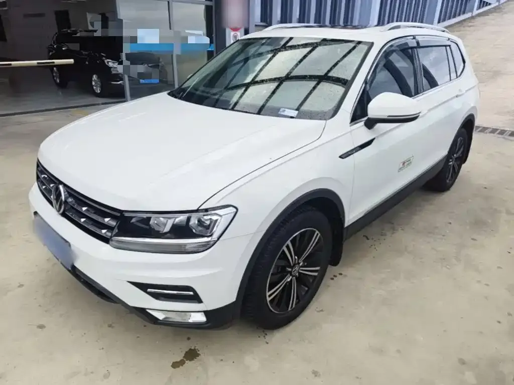 Volkswagen Tiguan L — фото 1