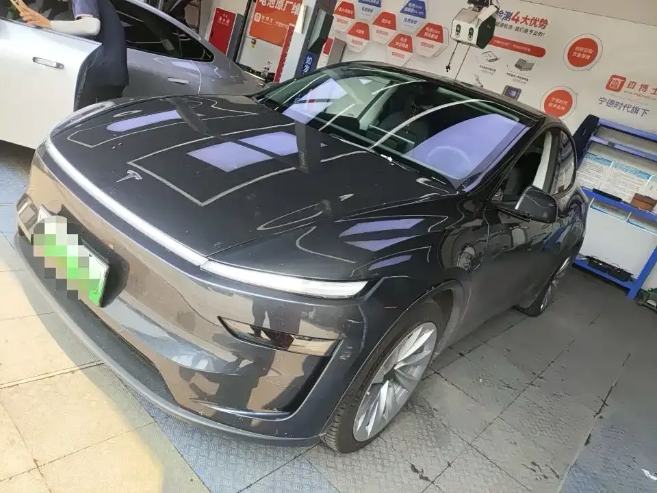 Tesla Model Y — фото 1