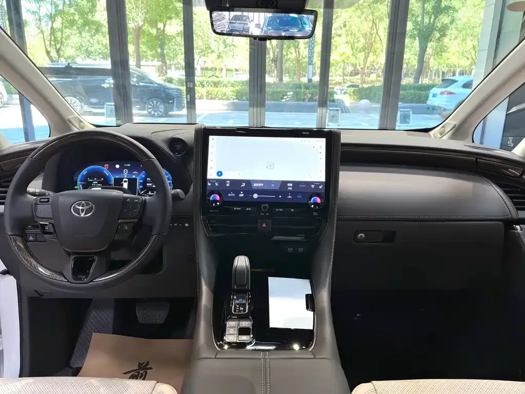 Toyota Alphard — фото 10