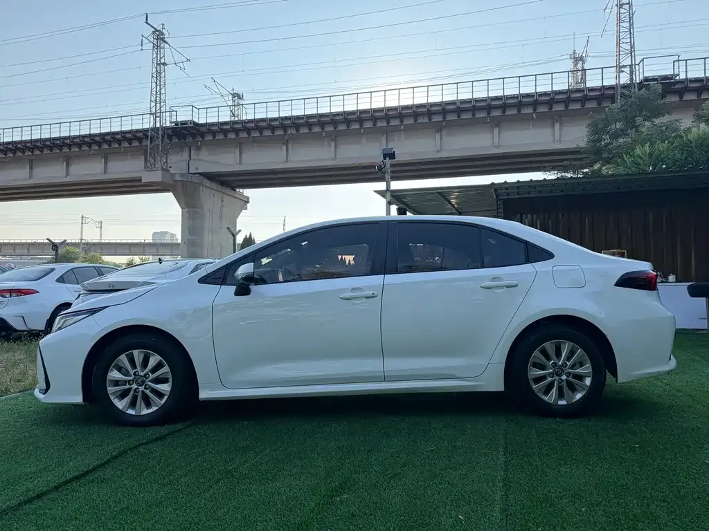 Toyota Corolla — фото 7