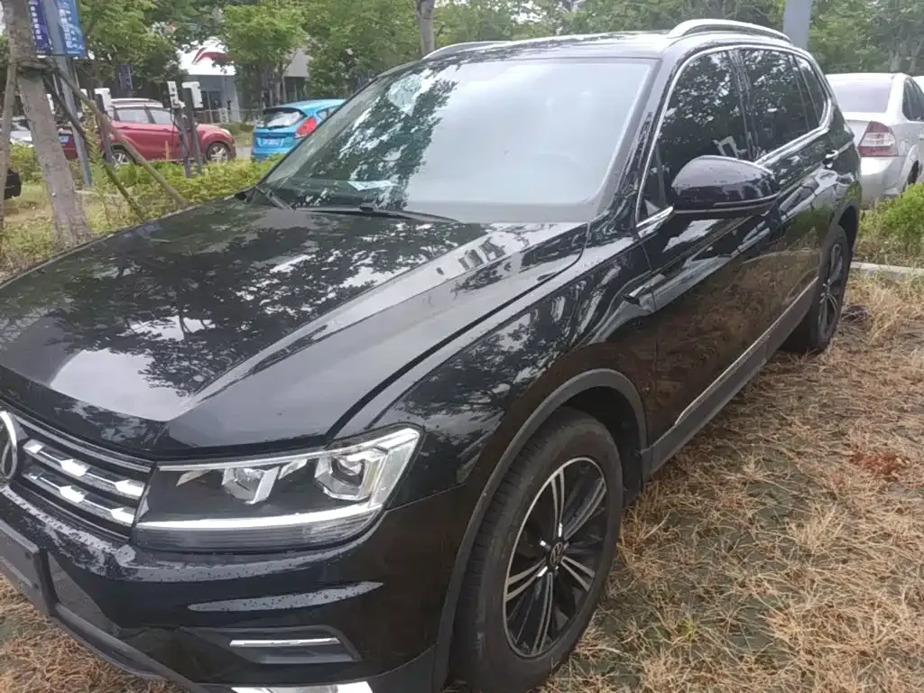 Volkswagen Tiguan L — фото 1