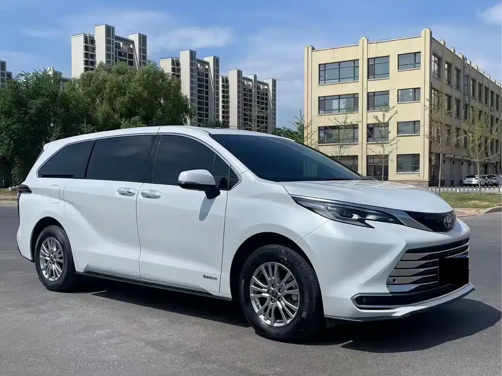 Toyota Sienna — фото 1