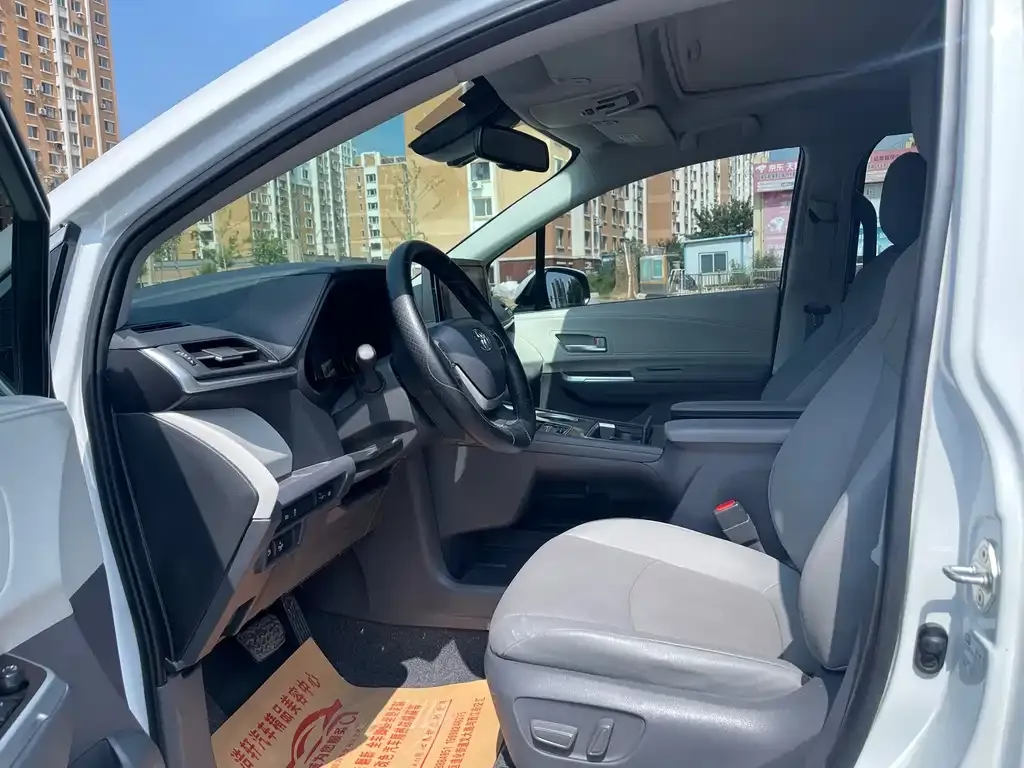 Toyota Sienna — фото 10