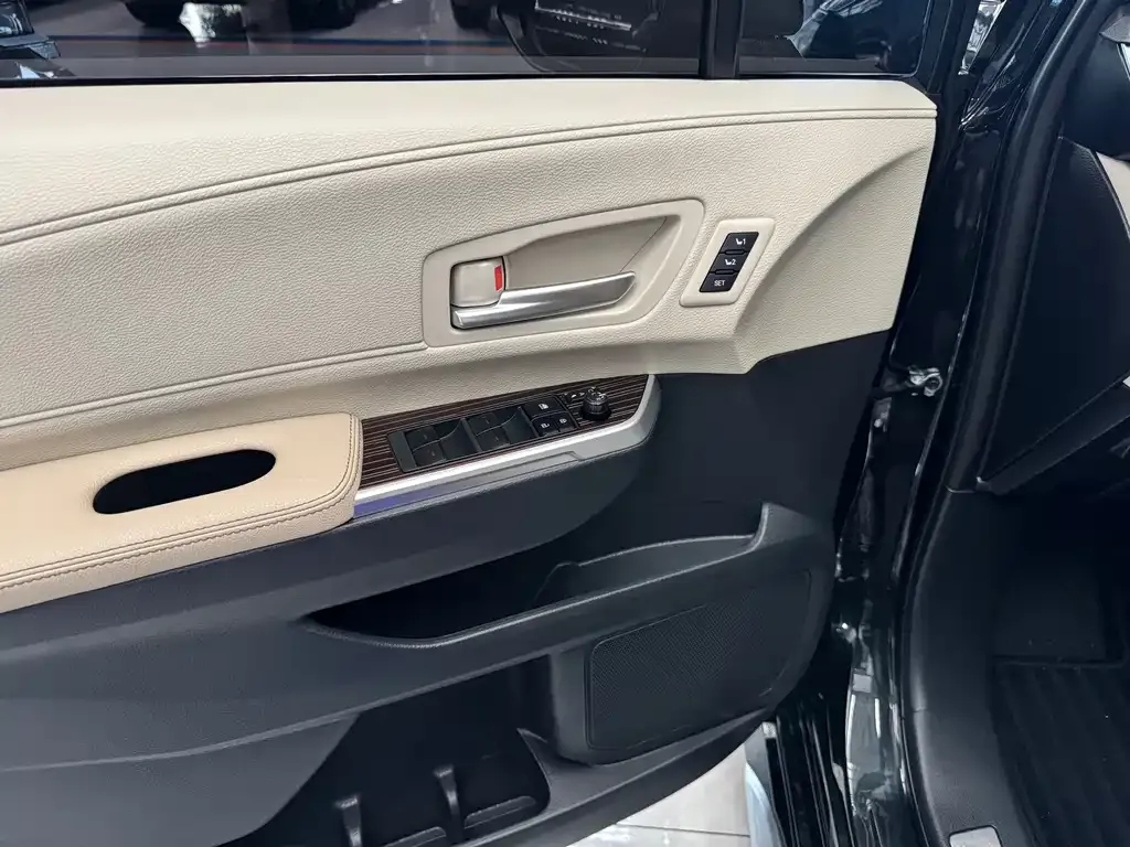 Toyota Granvia — фото 2