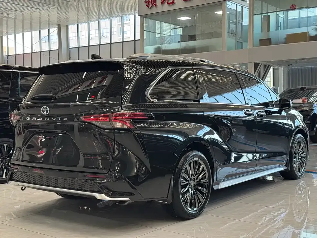 Toyota Granvia — фото 3