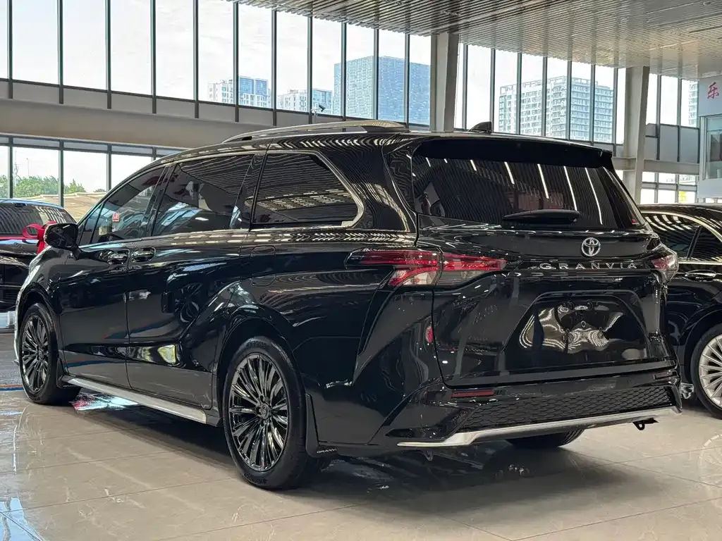 Toyota Granvia — фото 10