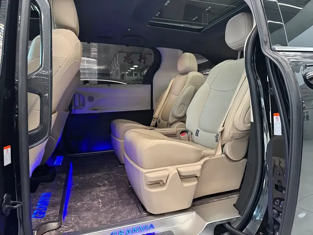 Toyota Granvia — фото 8