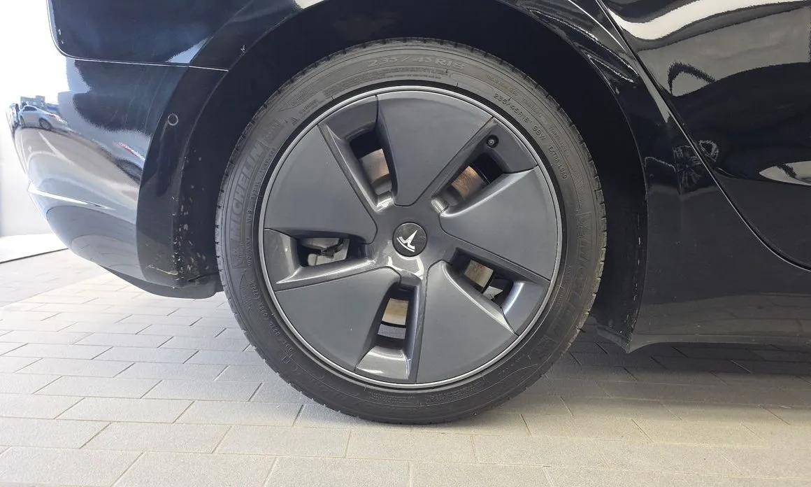 Tesla Model 3 — фото 10