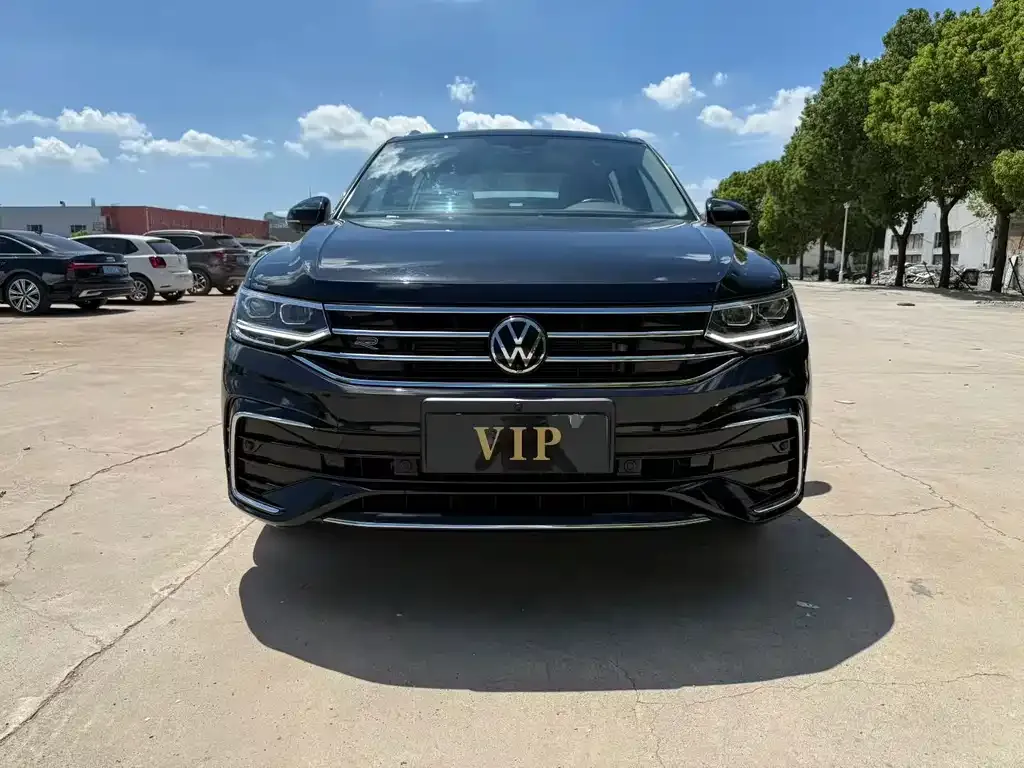 Volkswagen Tiguan L — фото 1