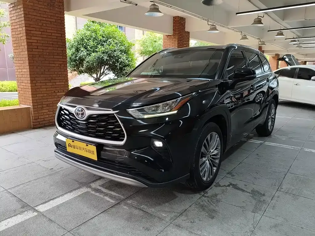 Toyota Highlander — фото 1