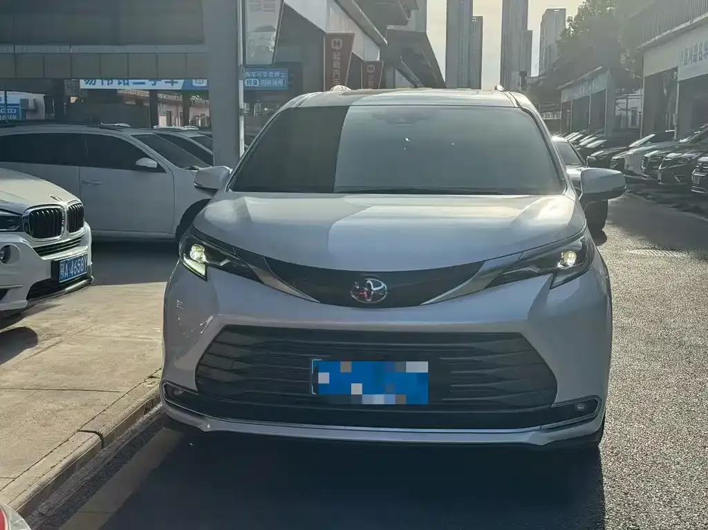 Toyota Sienna — фото 1