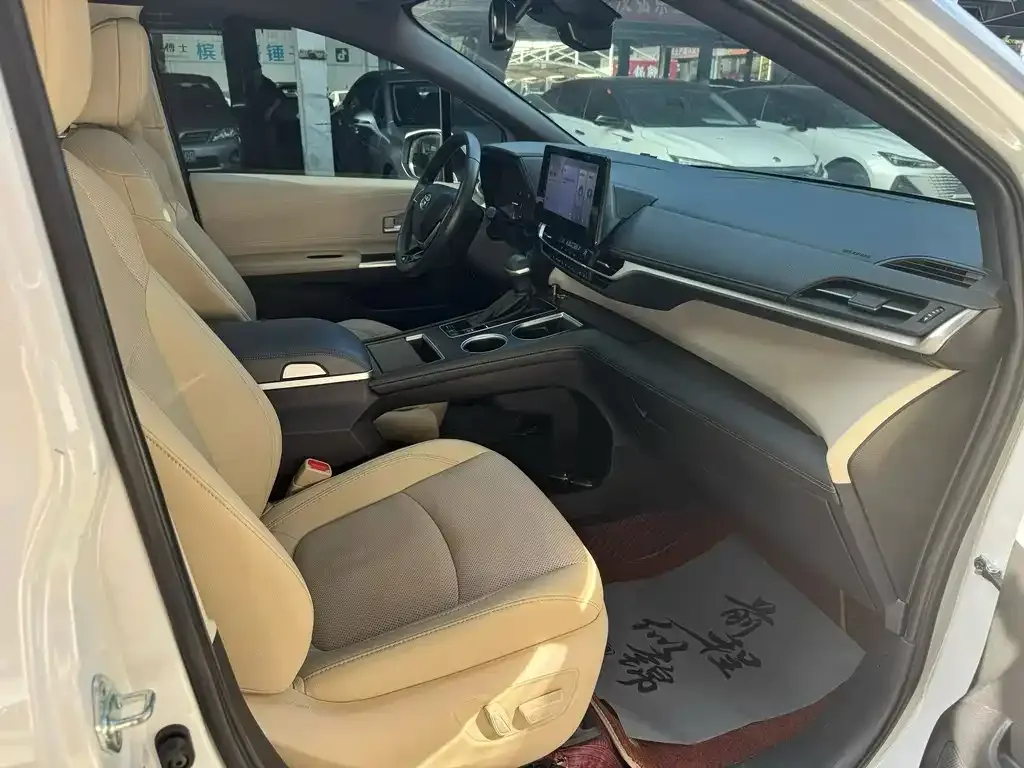 Toyota Sienna — фото 2