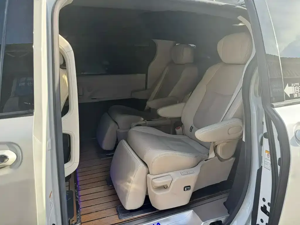Toyota Sienna — фото 3