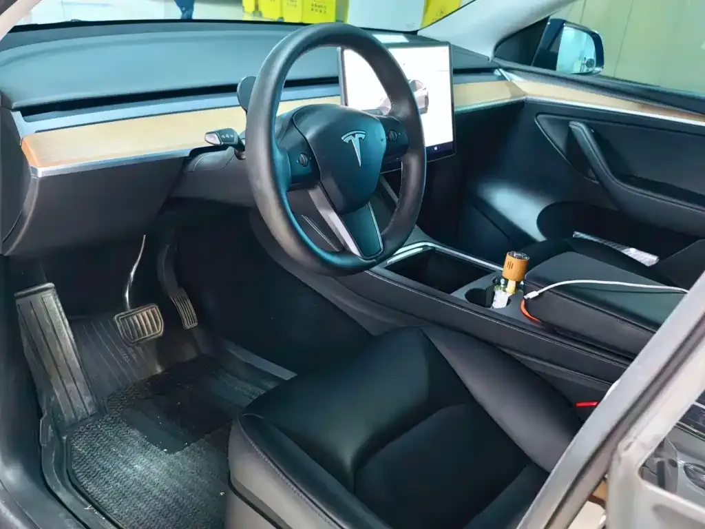 Tesla Model Y — фото 3