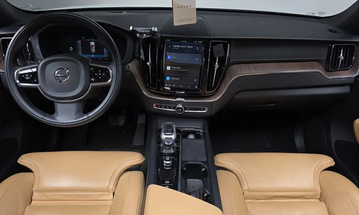 Volvo XC60 — фото 10