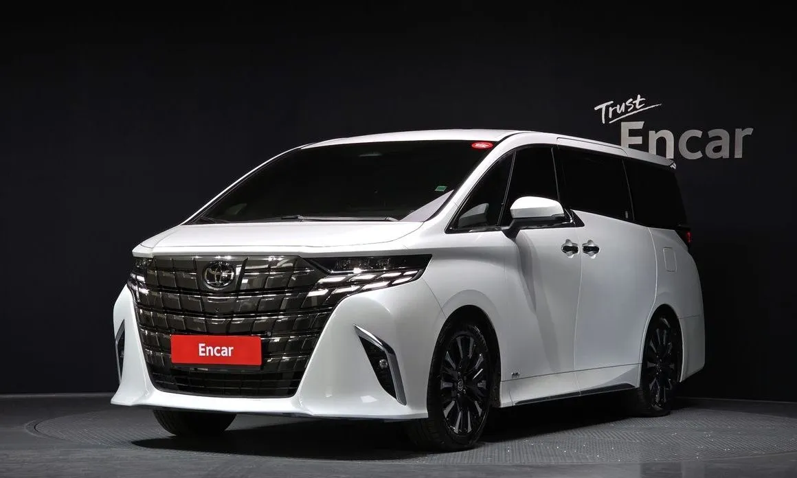 Toyota Alphard — фото 1