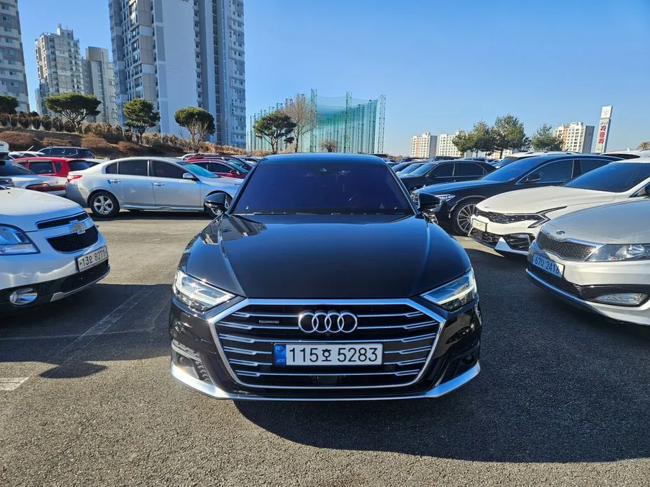 Audi A8 — фото 1