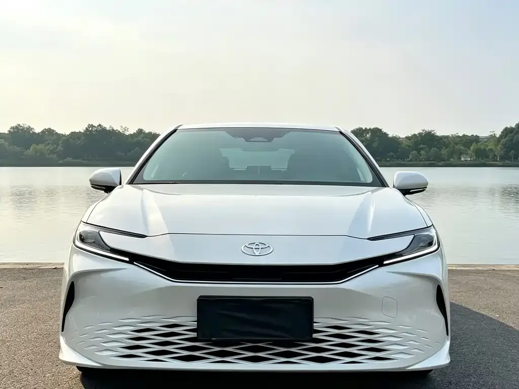 Toyota Camry — фото 1