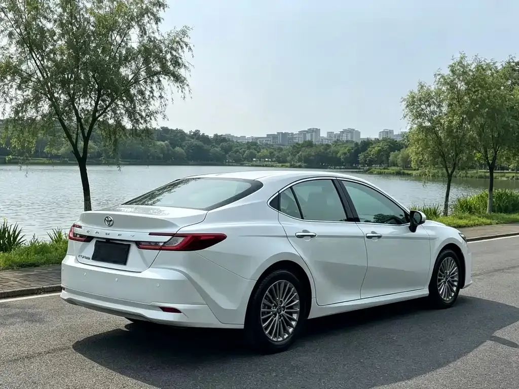 Toyota Camry — фото 9