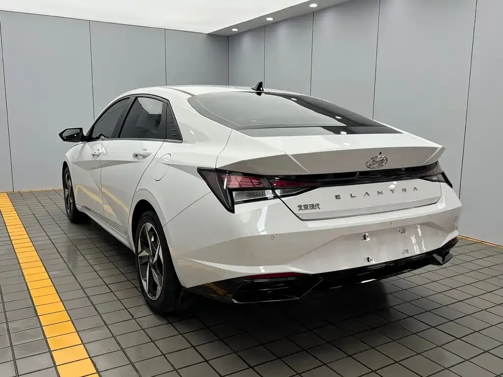 Hyundai Elantra — фото 3