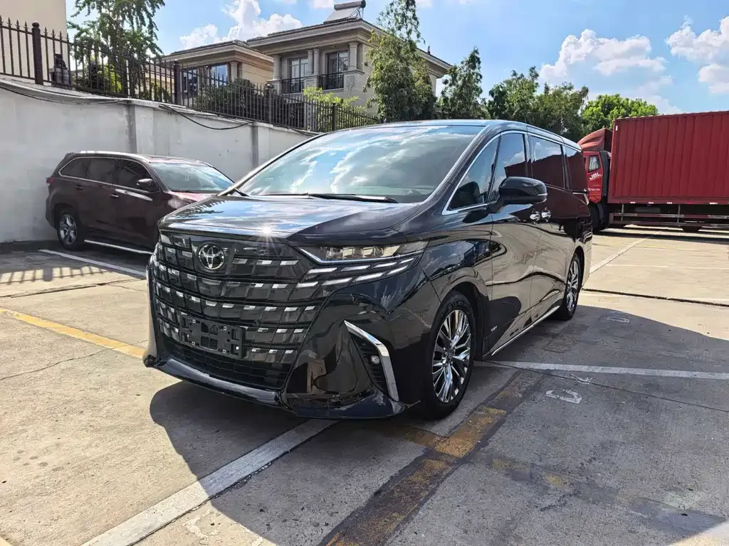 Toyota Alphard — фото 1