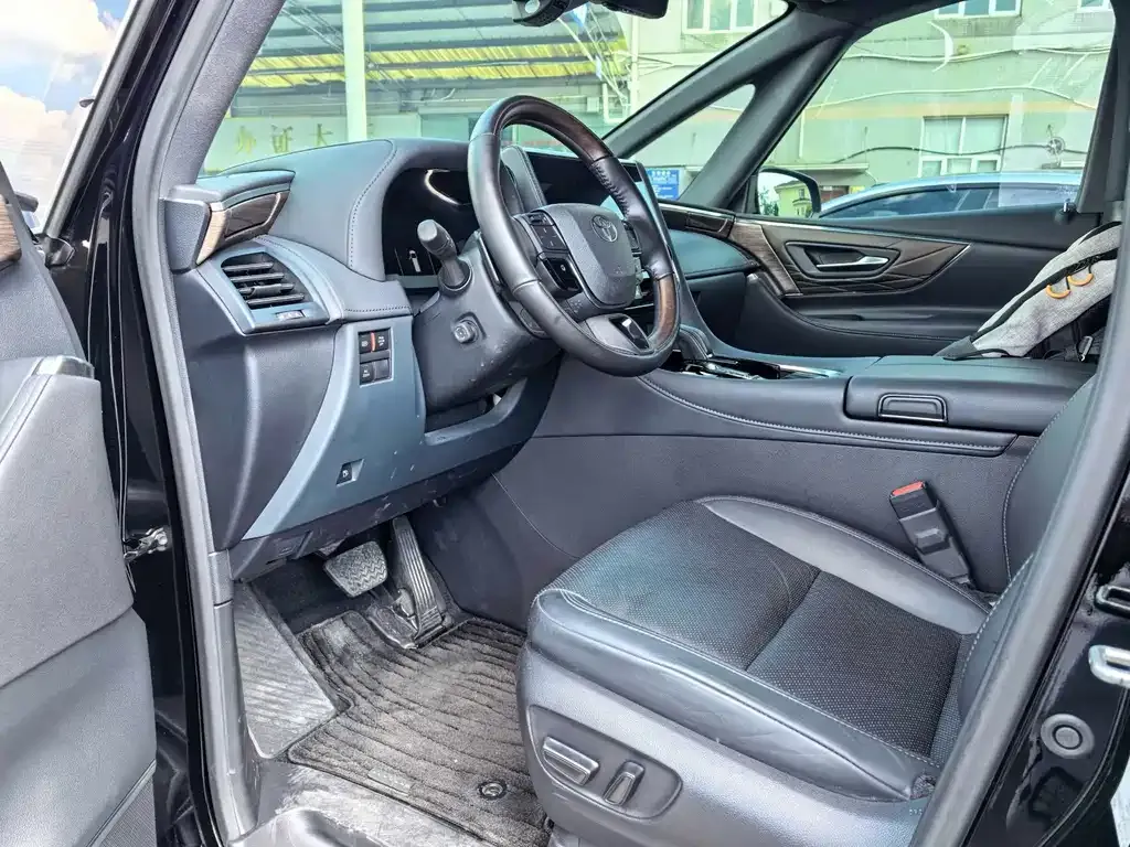 Toyota Alphard — фото 4