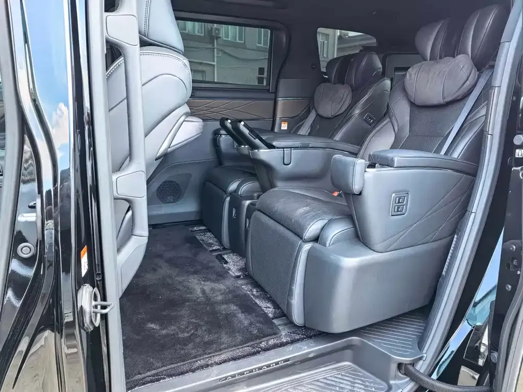 Toyota Alphard — фото 3