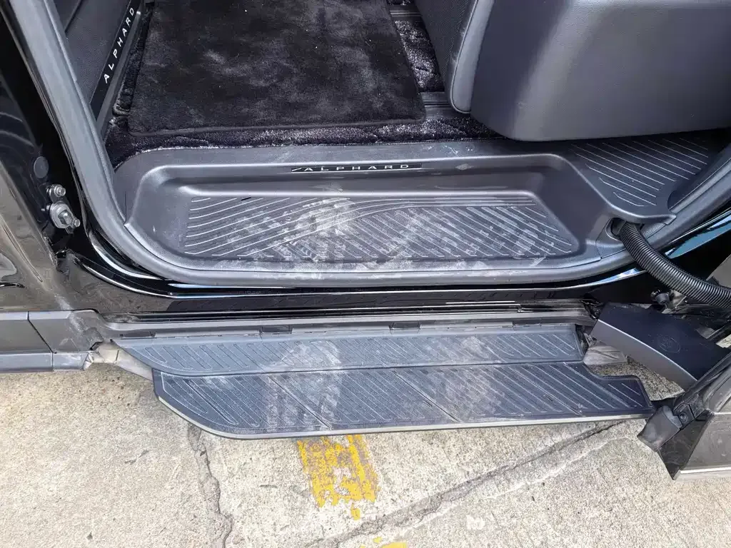 Toyota Alphard — фото 6