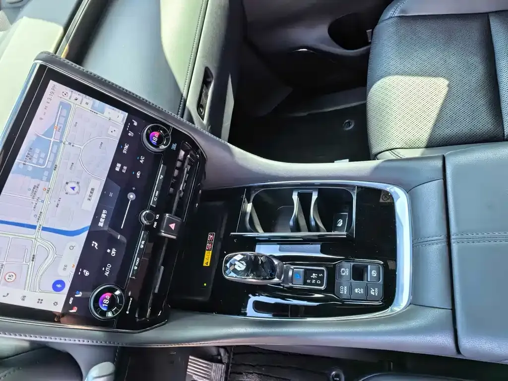 Toyota Alphard — фото 2