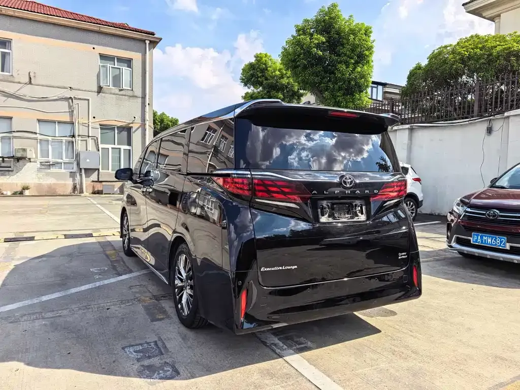 Toyota Alphard — фото 8