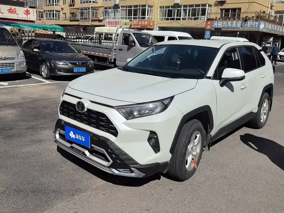 Toyota RAV4 — фото 1